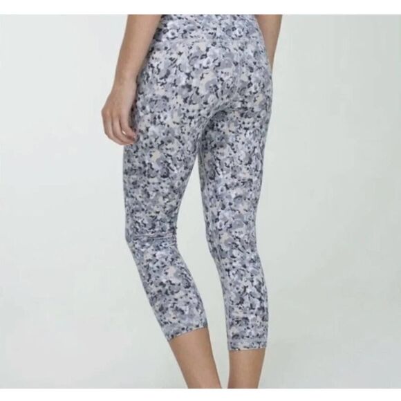 Lululemon Wunder Under Not So Petite Fleur Silver Soon Crop Leggings - Size: 6 - Picture 4 of 12
